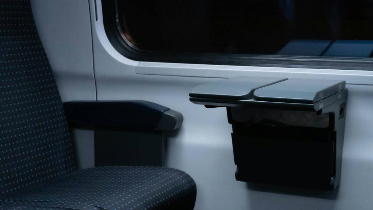 ilustrasi kursi kereta 