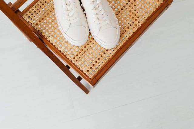 Sepatu putih