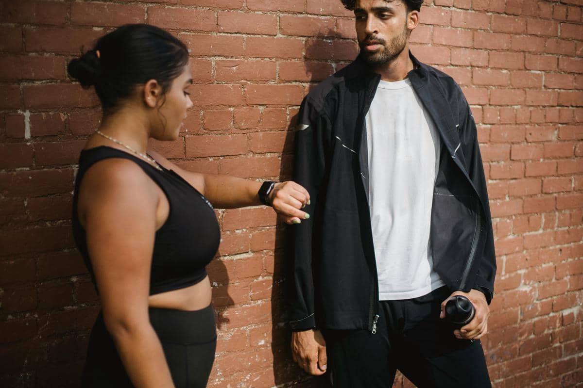 ilustrasi mengecek jam tangan di tengah percakapan.