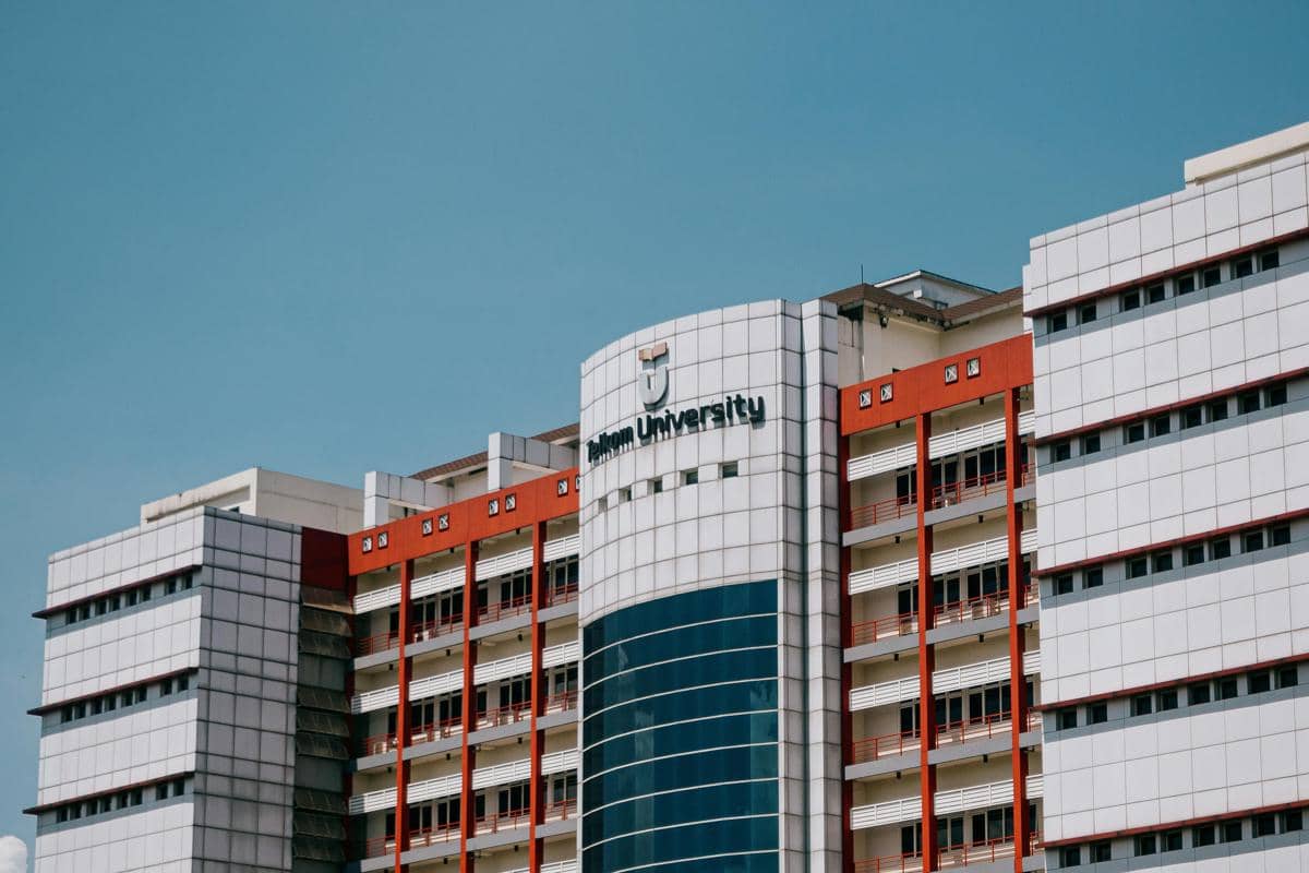 Ilustrasi gedung Telkom University sebagai kampus berbasis teknologi dan digital.