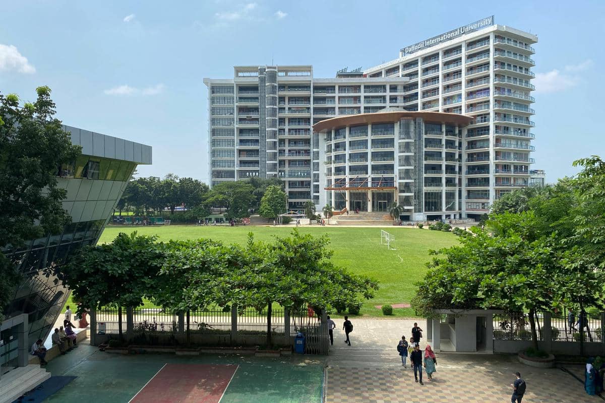 Ilustrasi lingkungan kampus swasta di Surabaya dengan aktivitas mahasiswa.