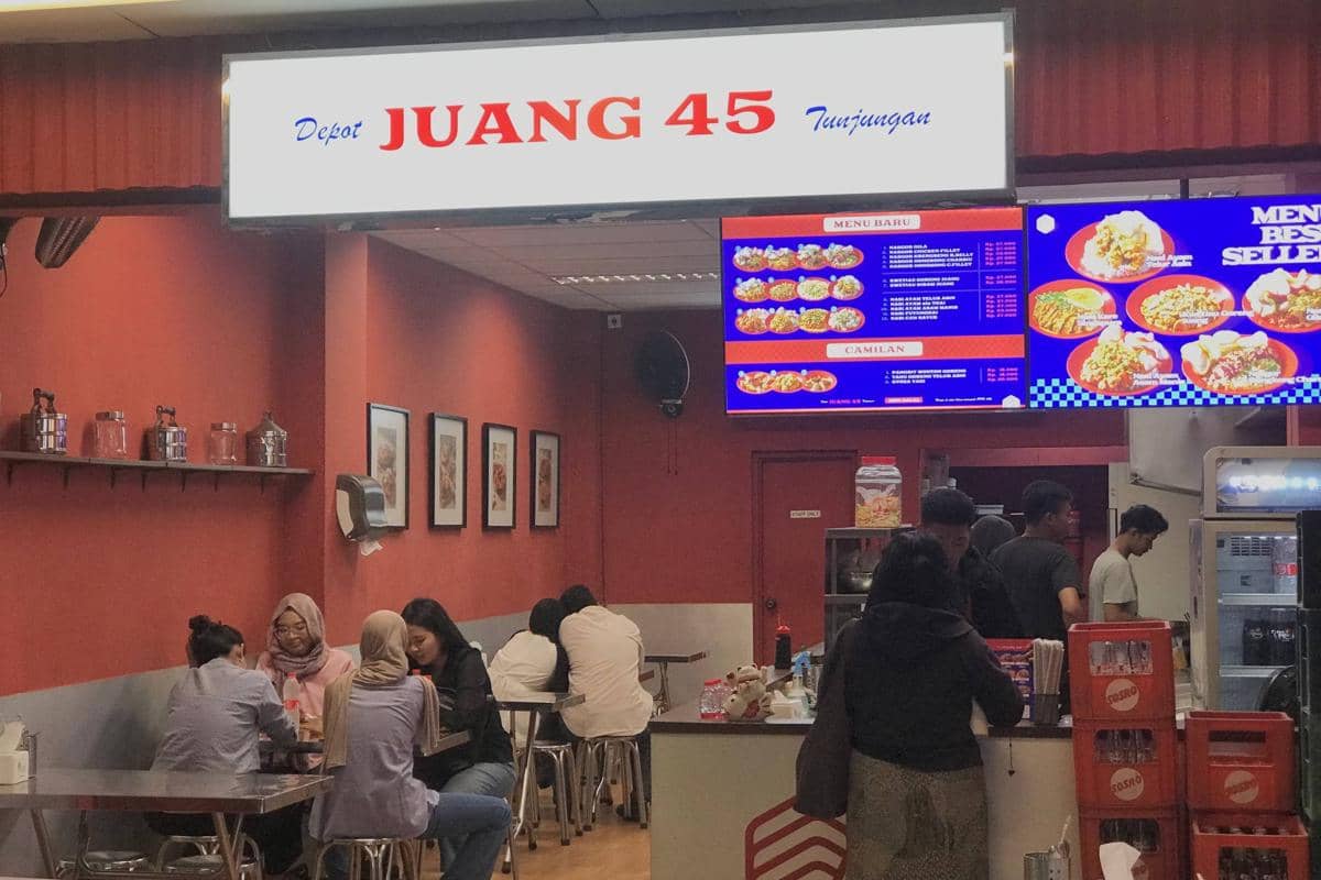 Depot Juang 45 spot sederhana di Pasar Tunjungan dengan menu andalan nasi kare Singapore.