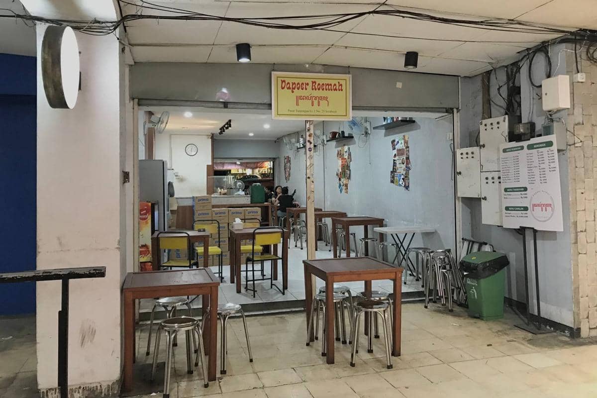 Dapoer Roemah Pasar Tunjungan kedai rumahan dengan menu krengsengan dan nasi goreng hitam.