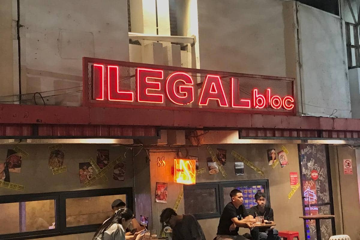 ILEGAL bloc area outdoor dengan view langsung ke Hotel Majapahit, cocok buat nongkrong malam.
