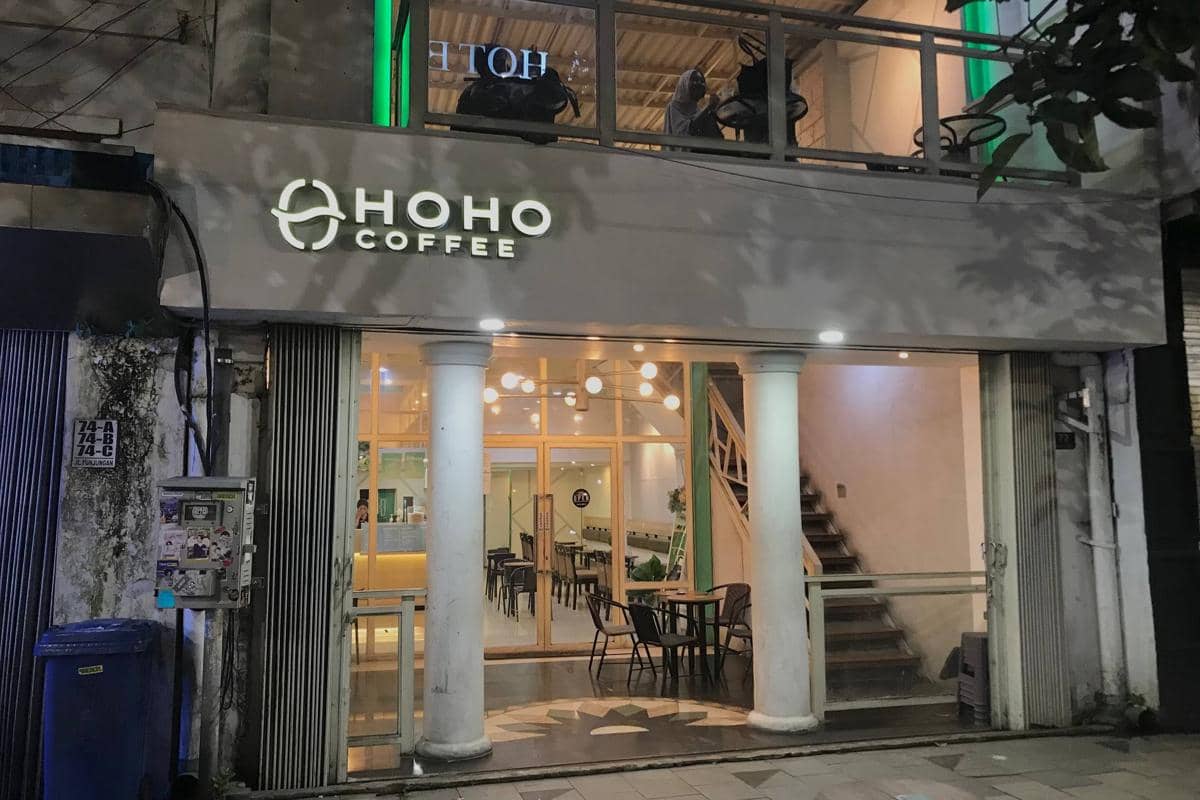 HOHO Coffee tempat nongkrong luas dengan banyak spot duduk dan fasilitas lengkap.