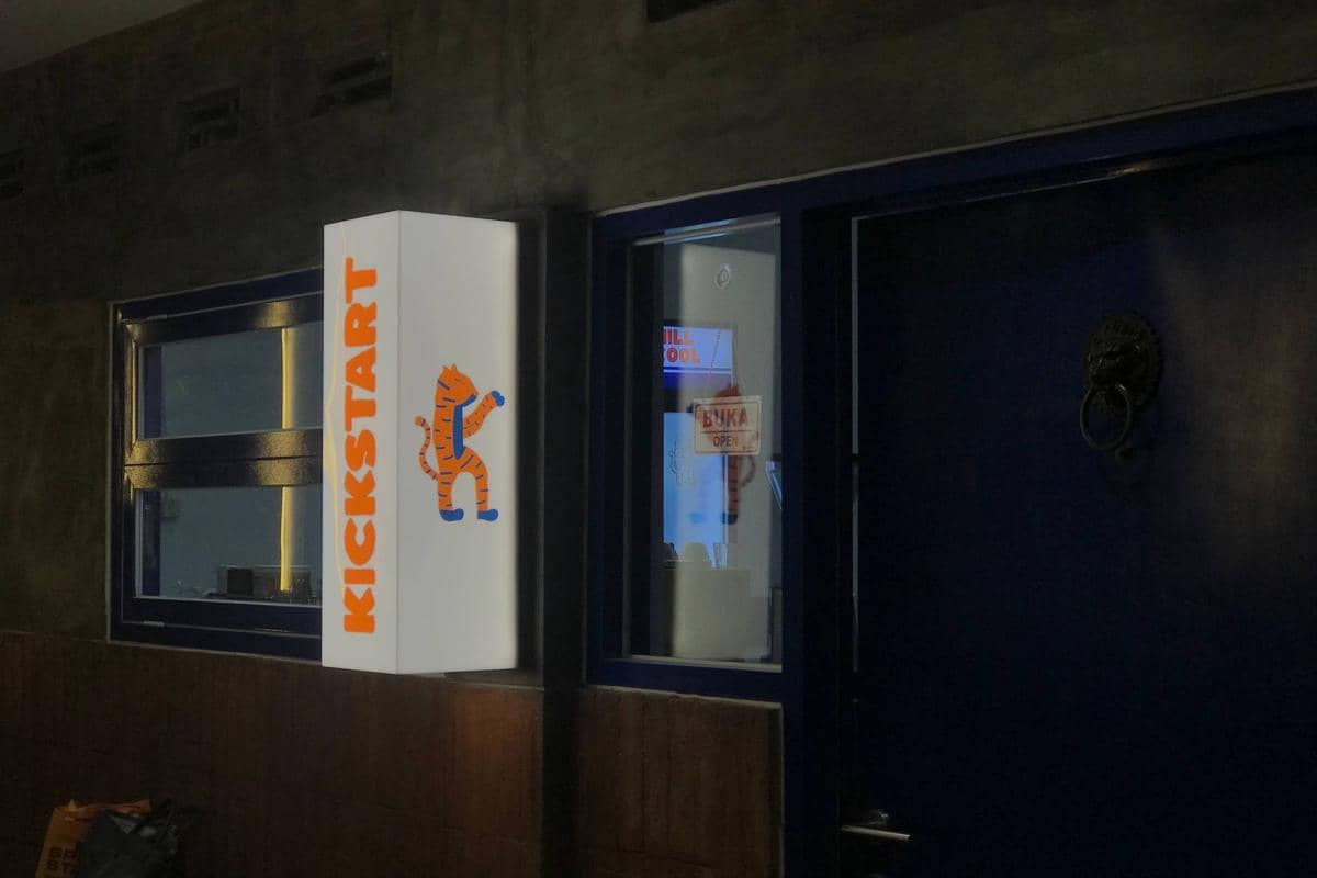 KICKSTART BREW hidden gem di dalam gang dengan suasana estetik dan lebih tenang.