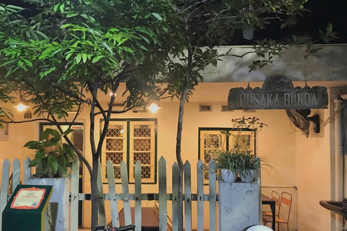 RM Pusaka Bunda rumah makan bernuansa jadul dengan sajian khas Nusantara seperti soto tangkar.