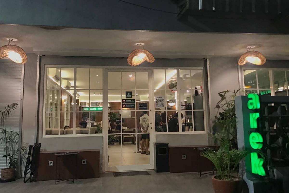 AREK Coffee & Eatery dengan pemandangan city light Tunjungan yang jadi favorit pengunjung.