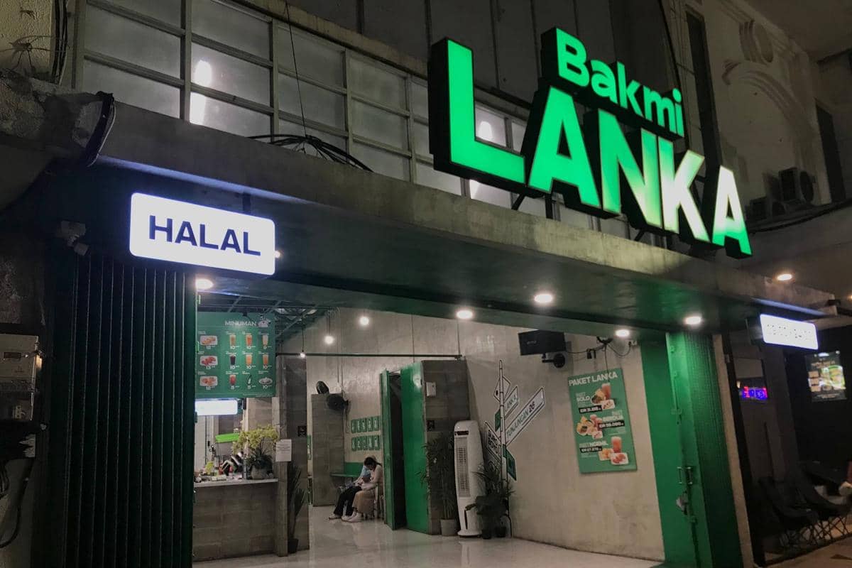 Bakmi Lanka Tunjungan tempat makan bakmi dengan pilihan topping ayam dan mie kenyal khas.