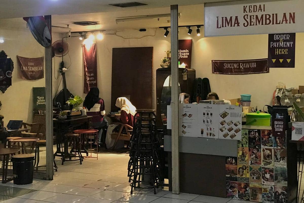 Kedai 59 kafe underground dengan akses turun dari pintu merah di samping Siola.