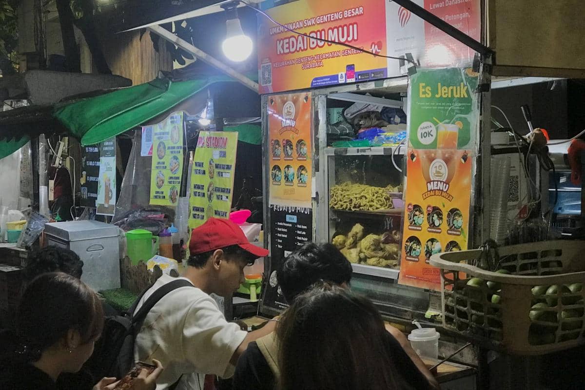 Kedai Bu Muji Penyetan warung kaki lima dengan menu penyetan dan sambal pedas khas.