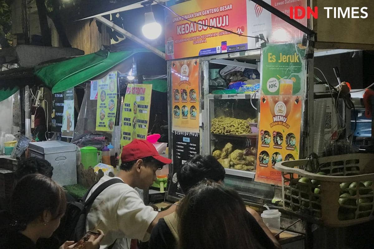 Potret warung makan penyetan Kedai Bu Muji Suraba