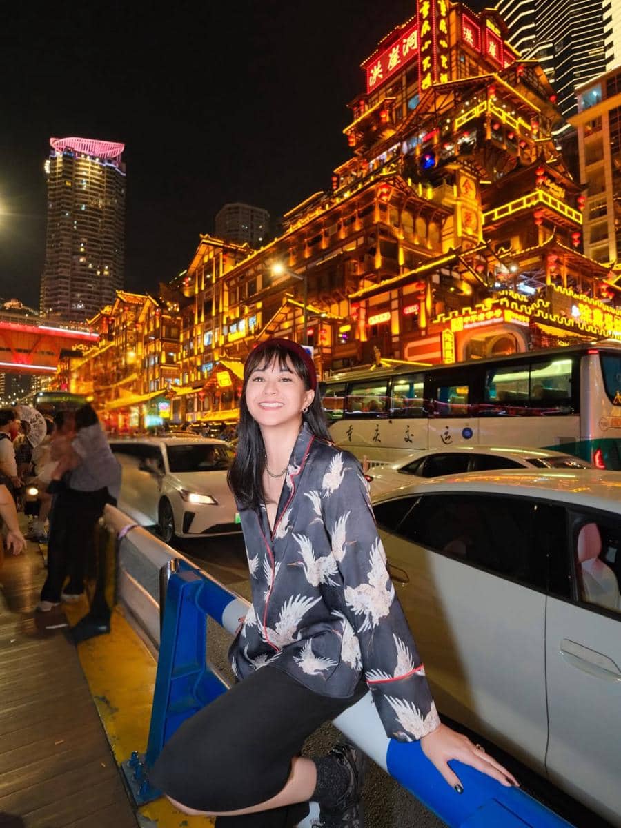 Kenes dan Winky Wiryawan saat jalan-jalan di Chongqing