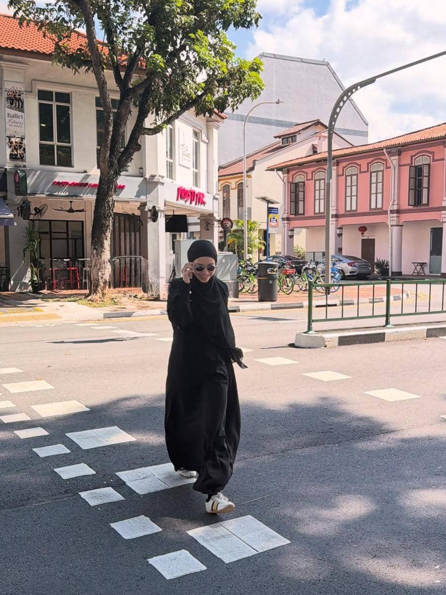 Ratna Galih berkeliling Singapura dengan jalan kaki