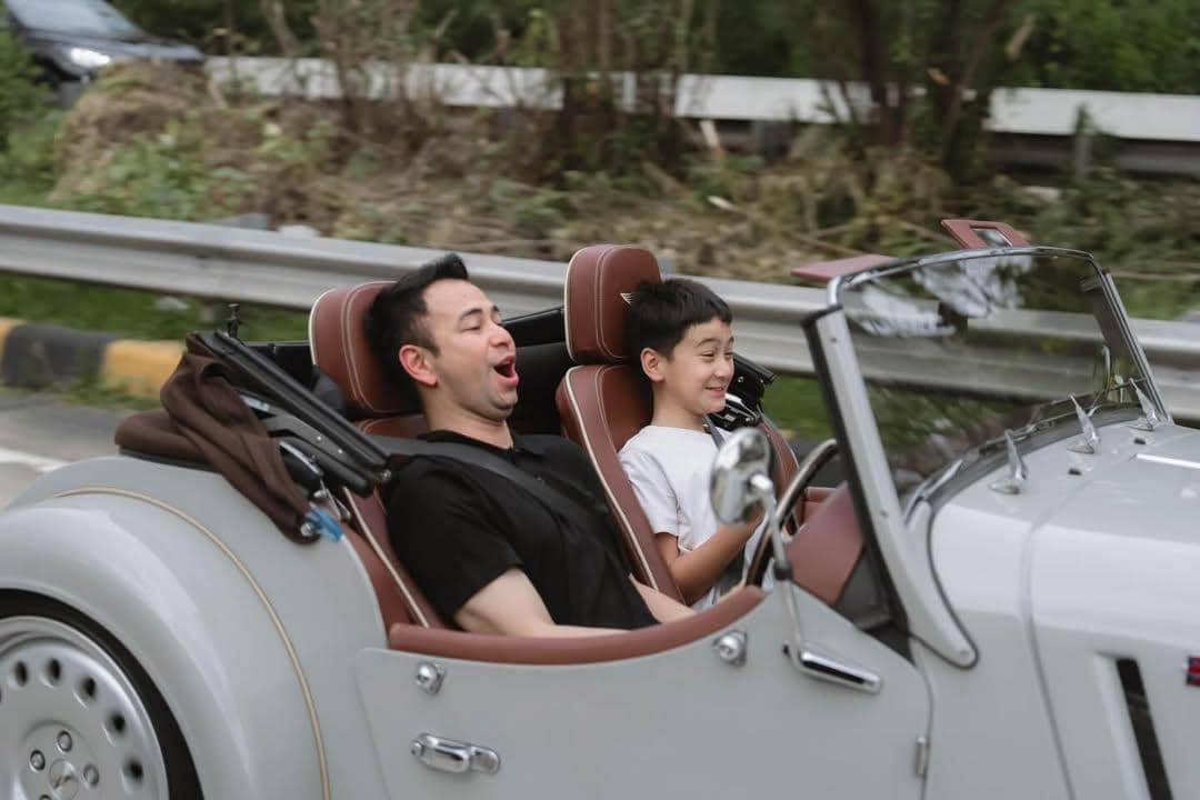 Raffi Ahmad ajak Rafathar naik mobil tua keliling kota