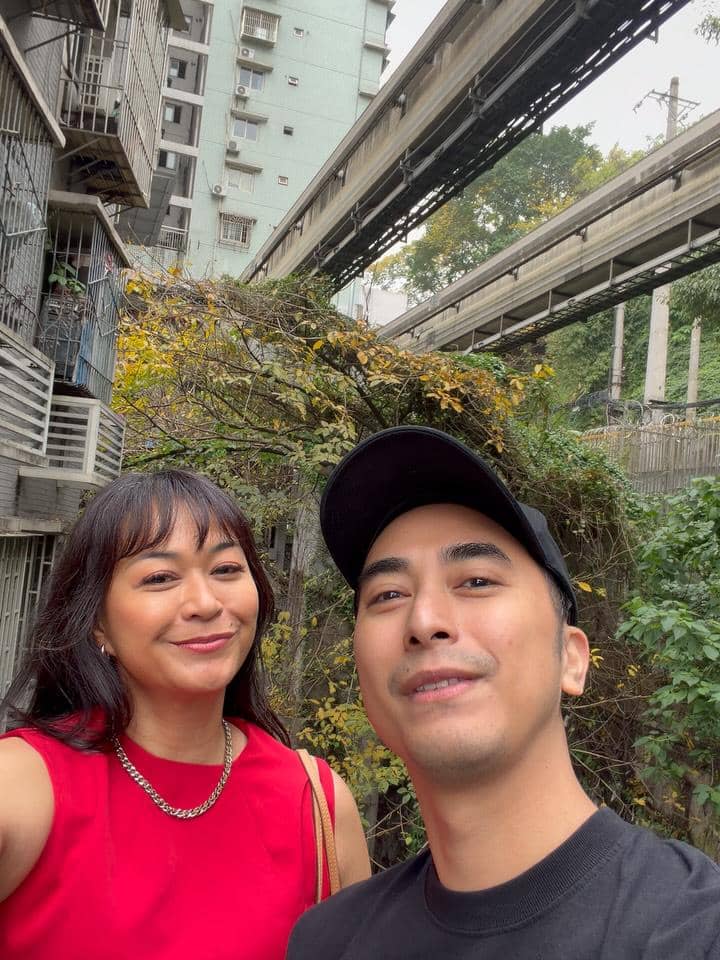 Kenes dan Winky Wiryawan saat jalan-jalan di Chongqing