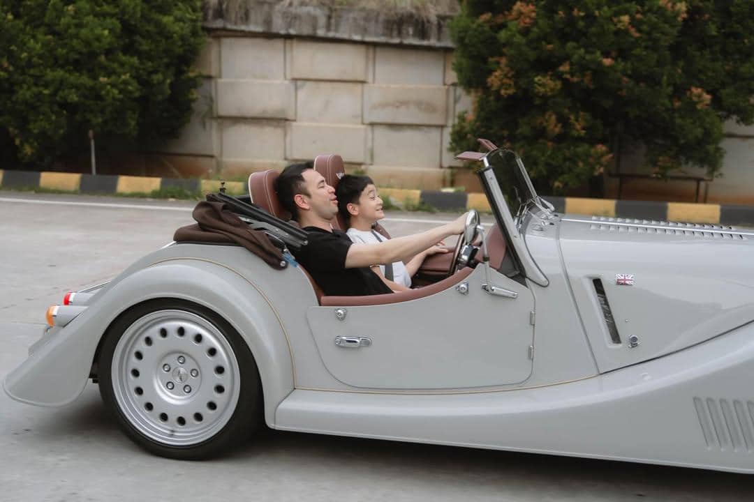 Raffi Ahmad ajak Rafathar naik mobil tua keliling kota