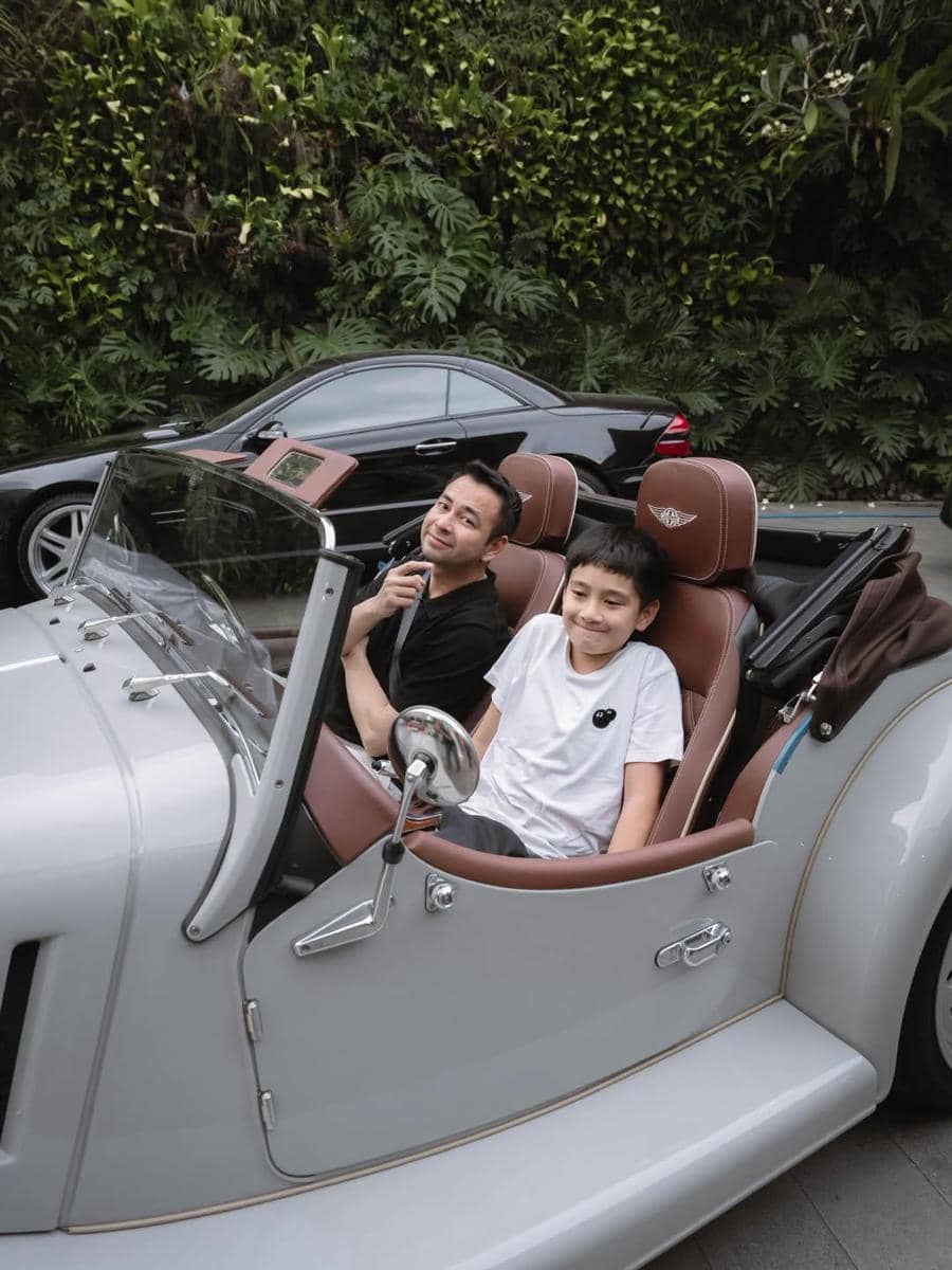 Raffi Ahmad ajak Rafathar naik mobil tua keliling kota