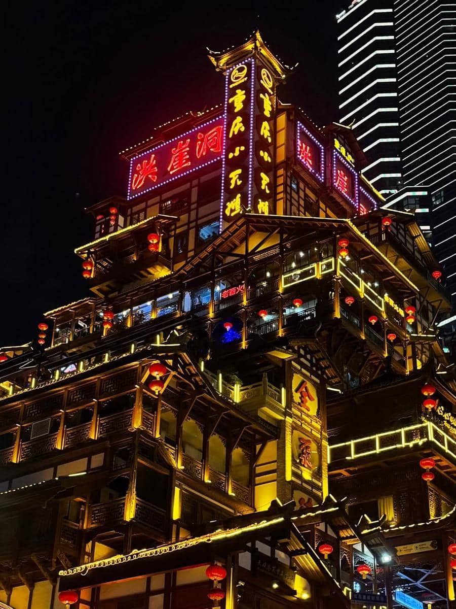 Kenes dan Winky Wiryawan saat jalan-jalan di Chongqing