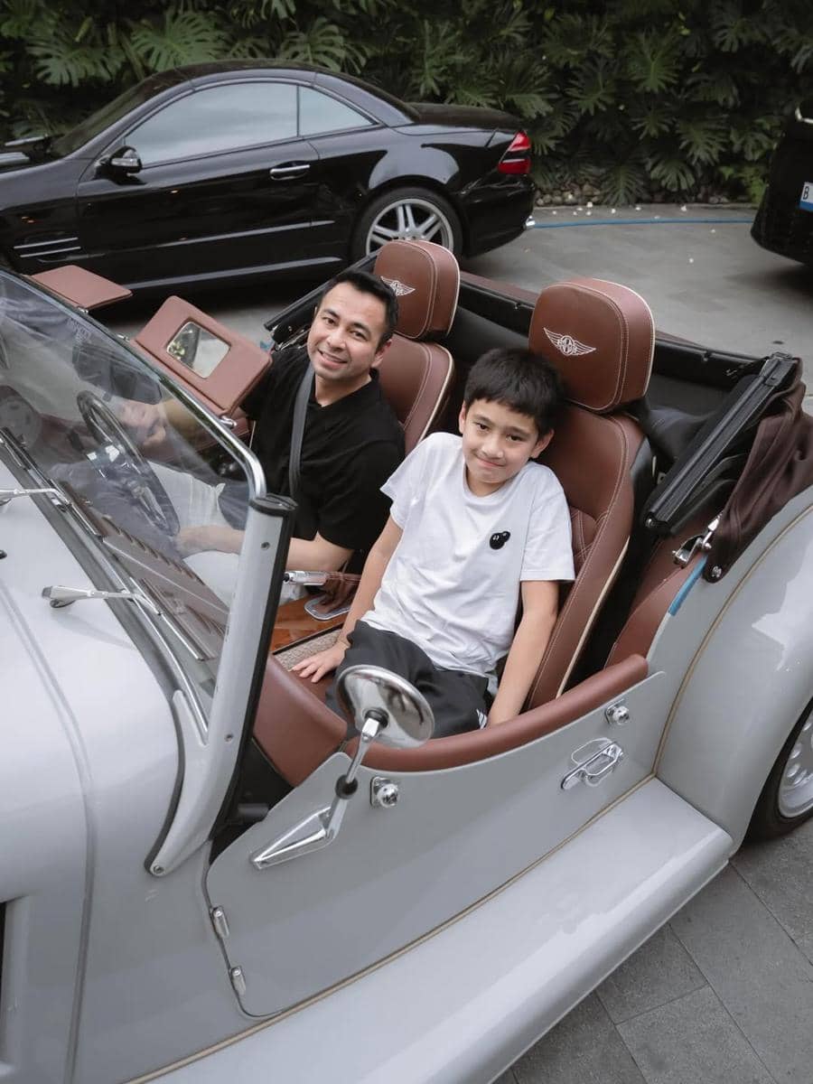 Raffi Ahmad ajak Rafathar naik mobil tua keliling kota