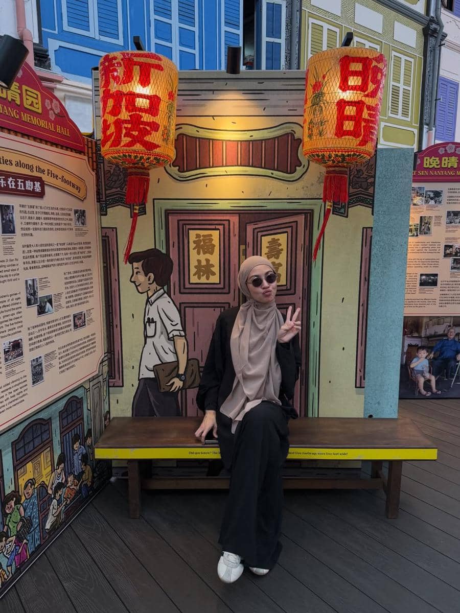 Ratna Galih berkeliling Singapura dengan jalan kaki