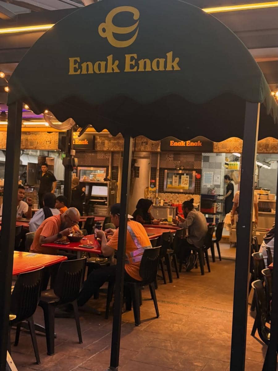 Ratna Galih berkeliling Singapura dengan jalan kaki