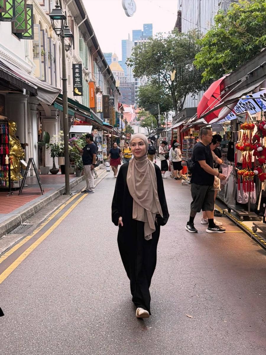 Ratna Galih berkeliling Singapura dengan jalan kaki