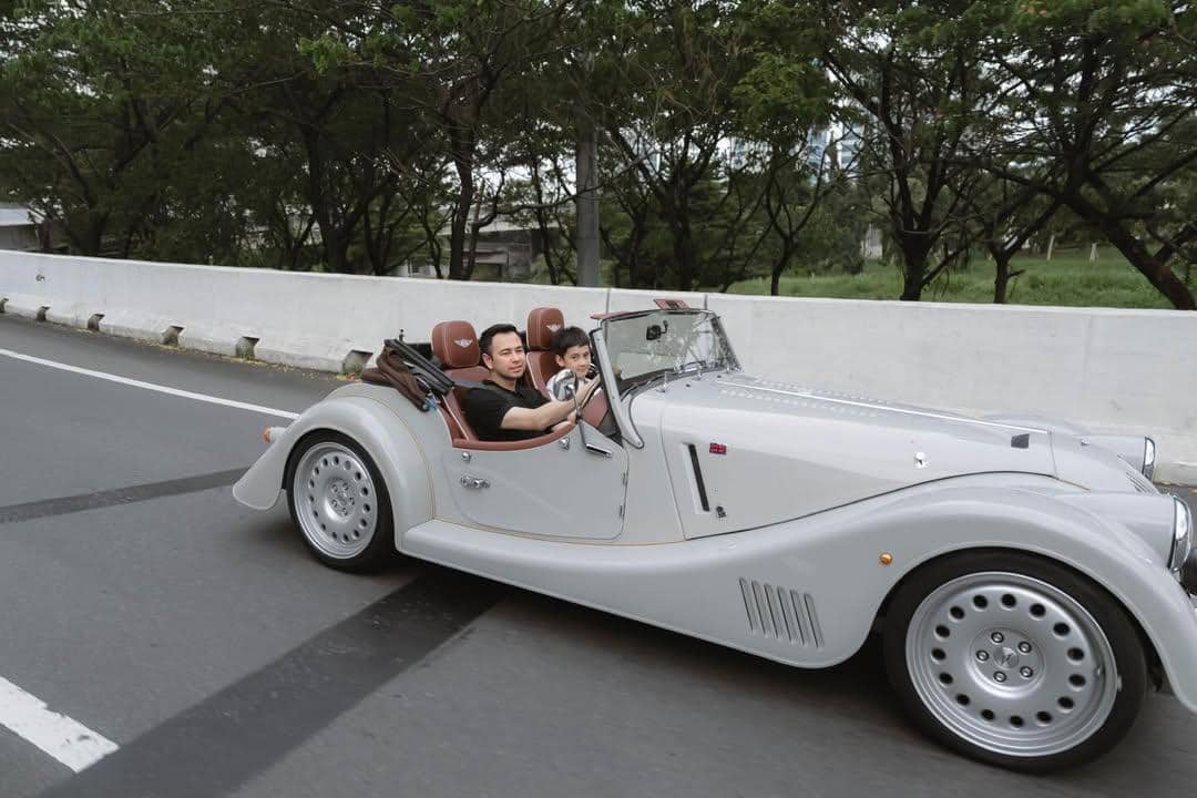 Raffi Ahmad ajak Rafathar naik mobil tua keliling kota