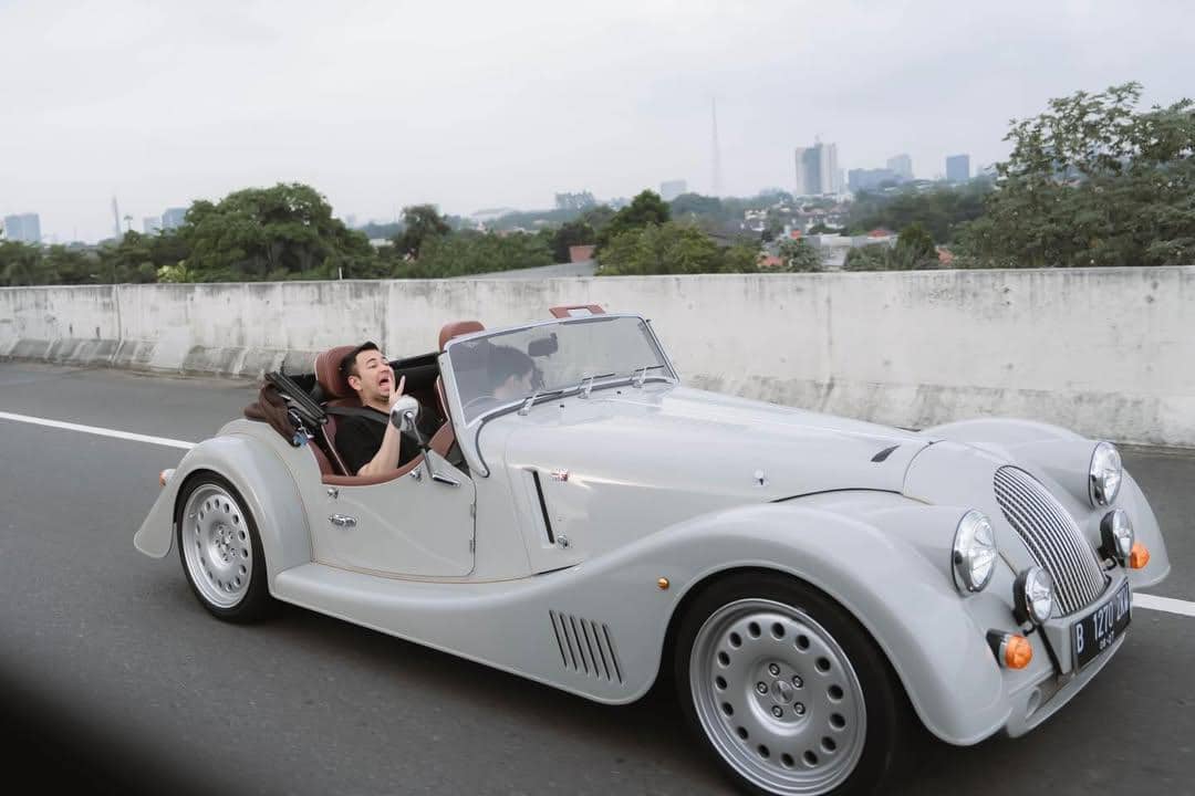 Raffi Ahmad ajak Rafathar naik mobil tua keliling kota