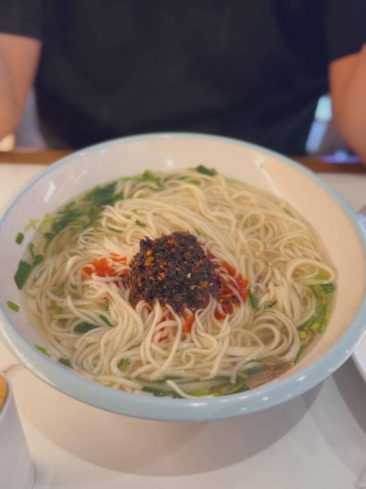 Ratna Galih berkeliling Singapura dengan jalan kaki