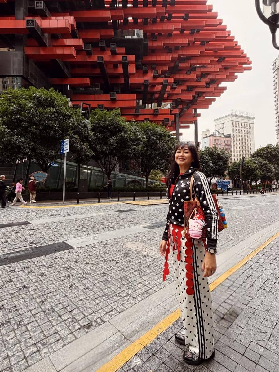 Kenes dan Winky Wiryawan saat jalan-jalan di Chongqing