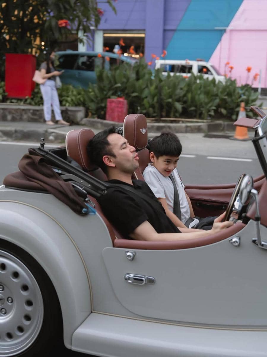 Raffi Ahmad ajak Rafathar naik mobil tua keliling kota