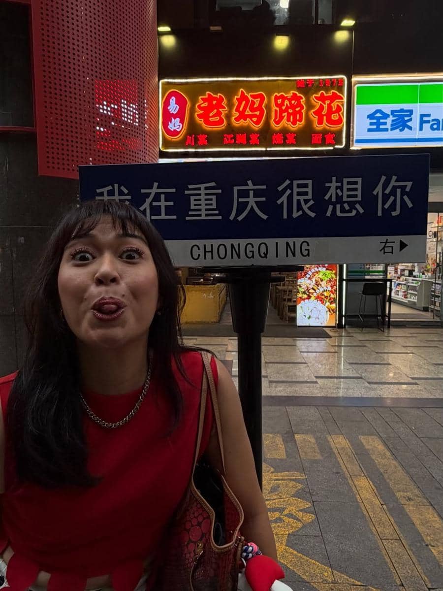 Kenes dan Winky Wiryawan saat jalan-jalan di Chongqing