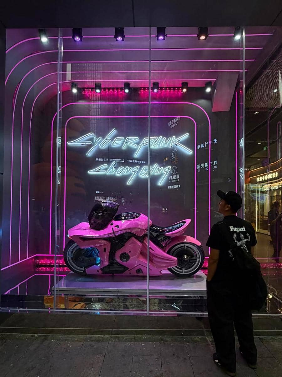 Kenes dan Winky Wiryawan saat jalan-jalan di Chongqing