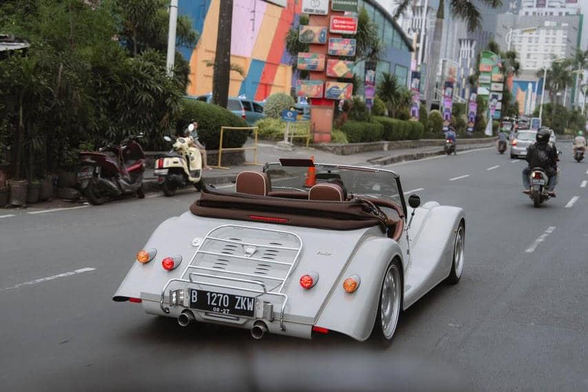 Raffi Ahmad ajak Rafathar naik mobil tua keliling kota