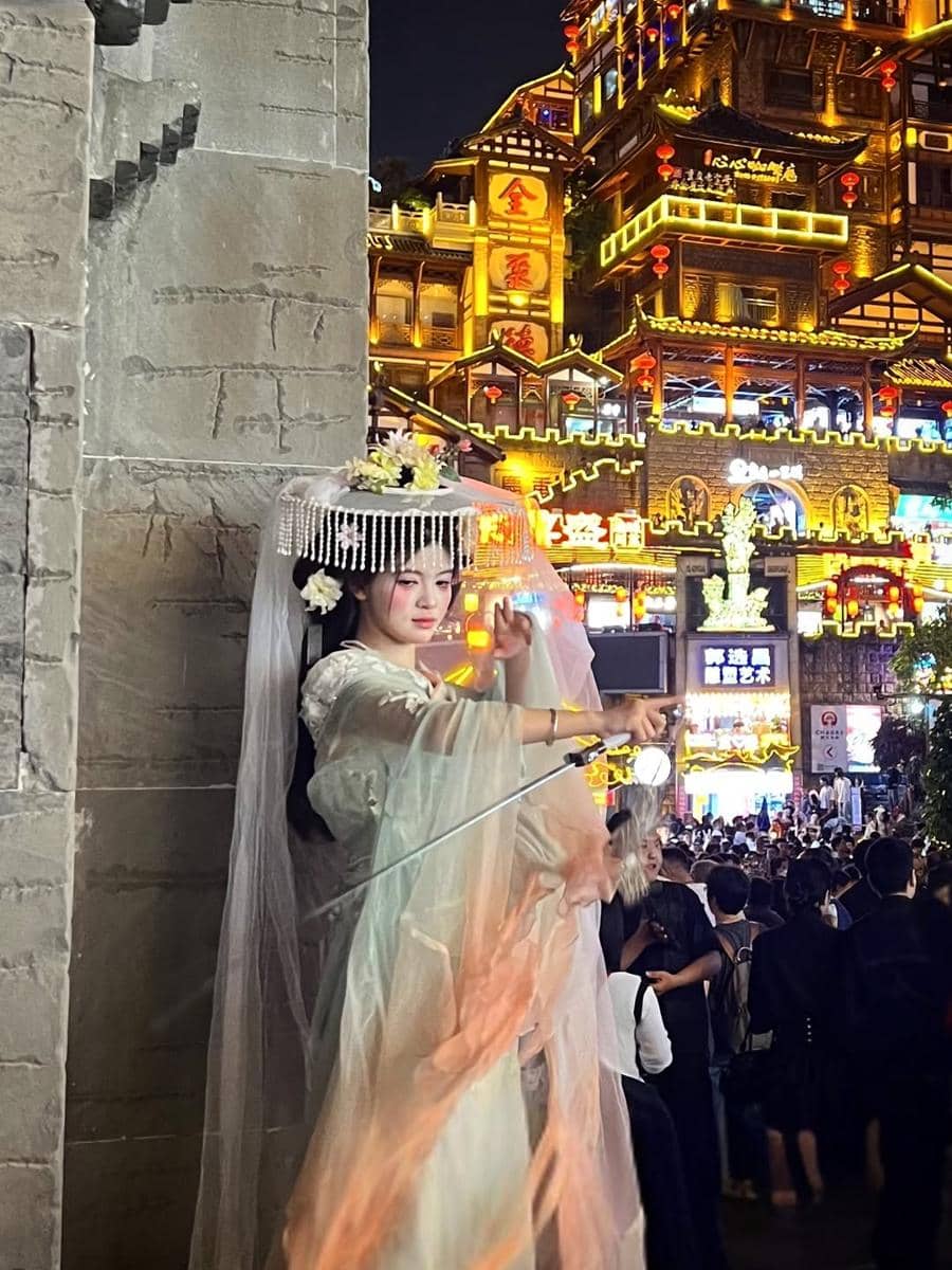 Kenes dan Winky Wiryawan saat jalan-jalan di Chongqing