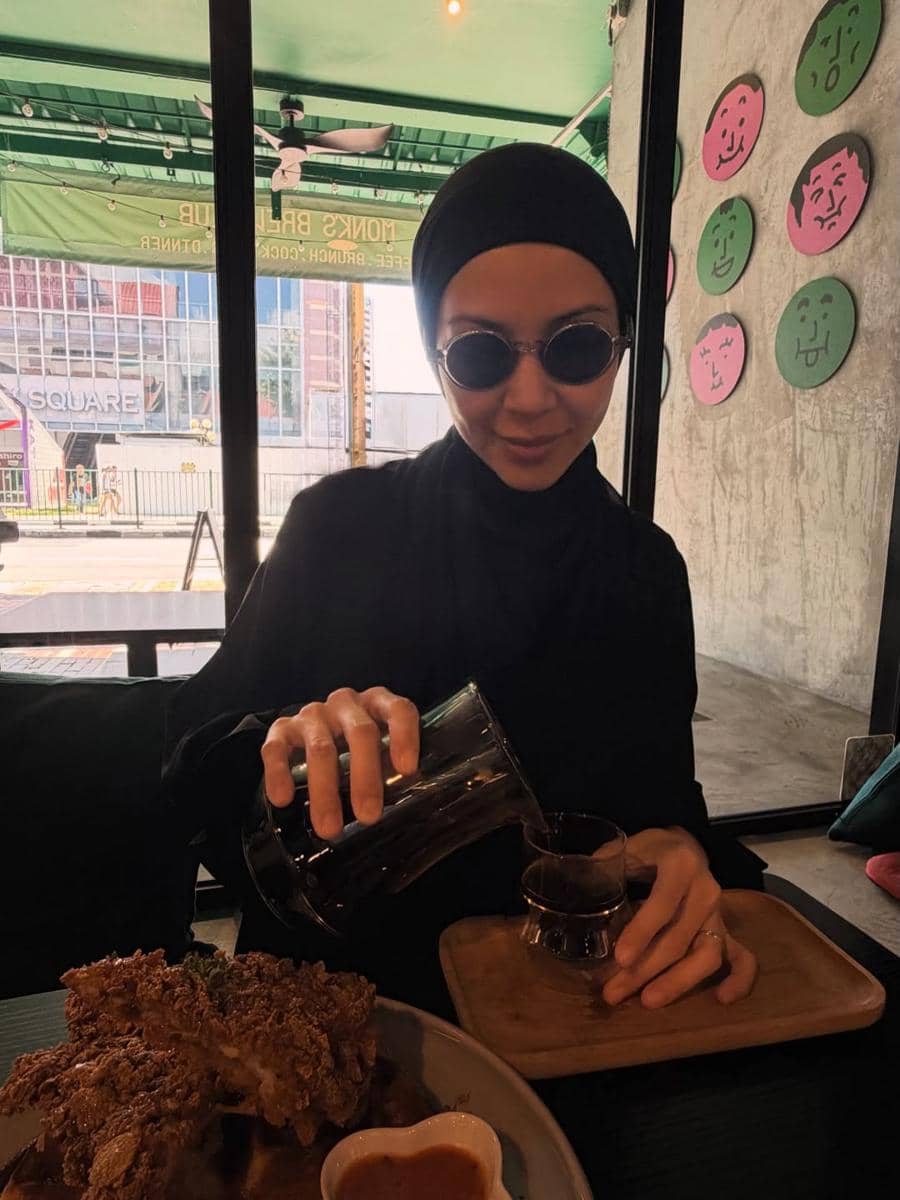 Ratna Galih berkeliling Singapura dengan jalan kaki