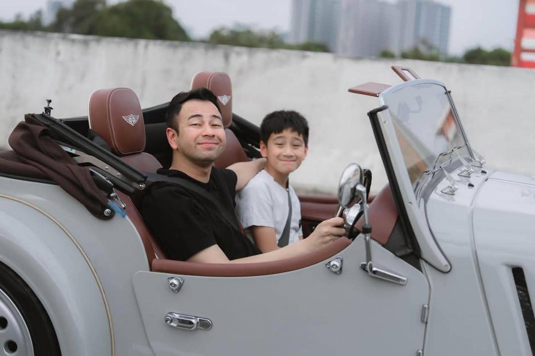 10 Potret Raffi Ahmad ajak Rafathar Naik Mobil Antik Keliling Kota