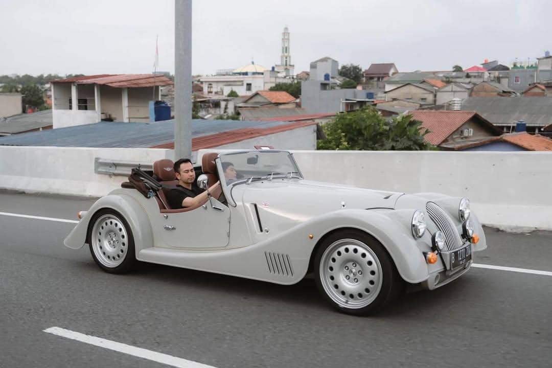 Raffi Ahmad ajak Rafathar naik mobil tua keliling kota