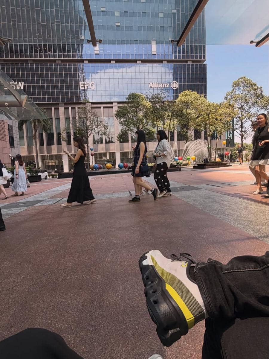 Ratna Galih berkeliling Singapura dengan jalan kaki