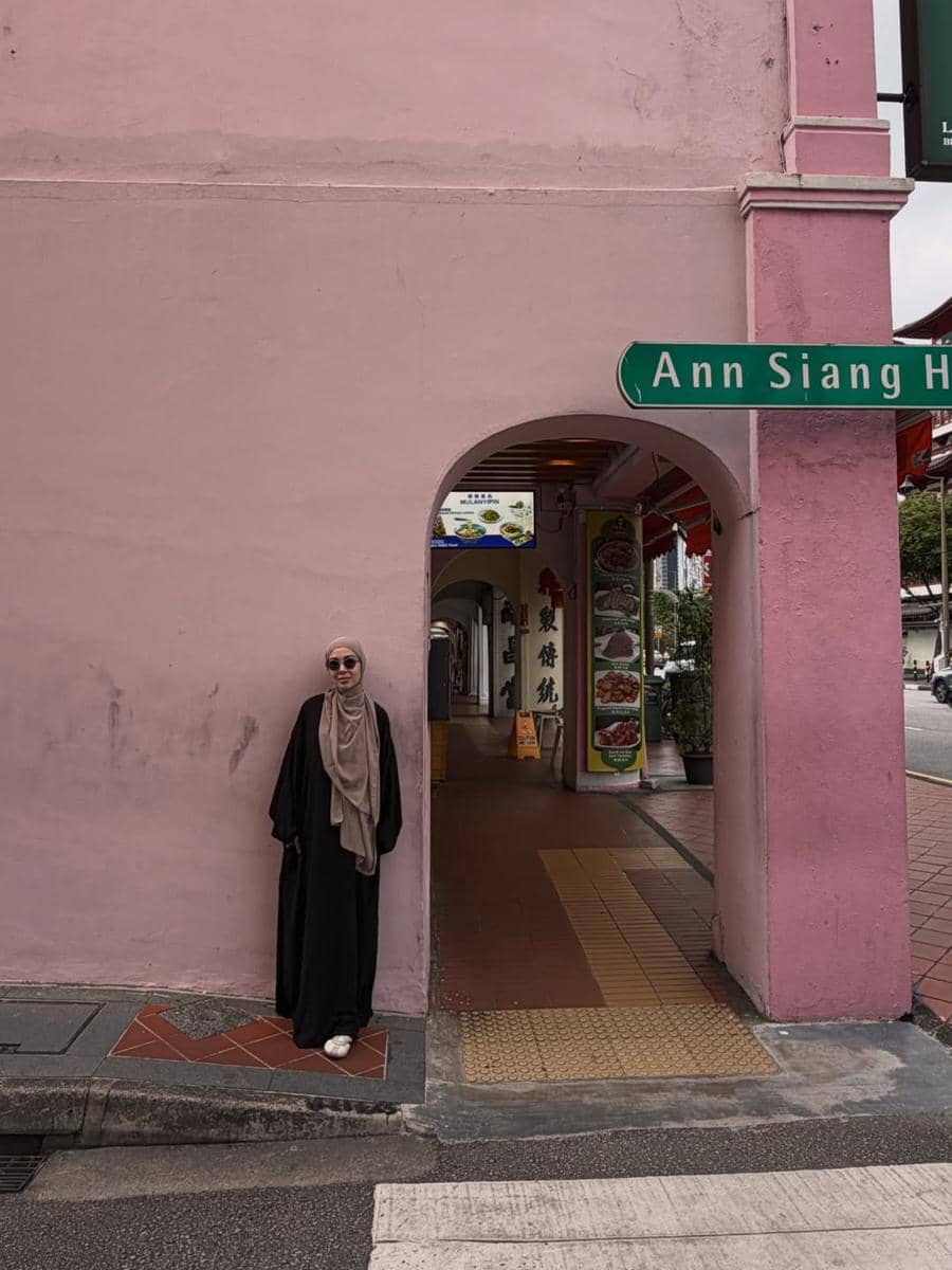 Ratna Galih berkeliling Singapura dengan jalan kaki