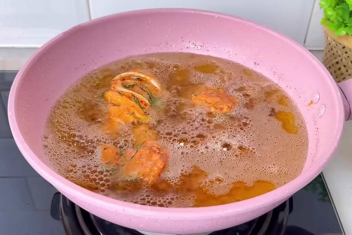 ilustrasi menggoreng ayam goreng terasi daun jeruk