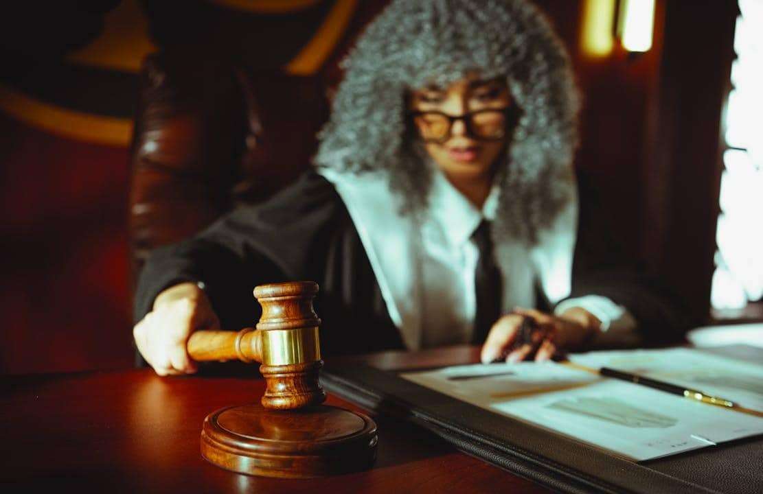 Seorang hakim sedang bertugas. 