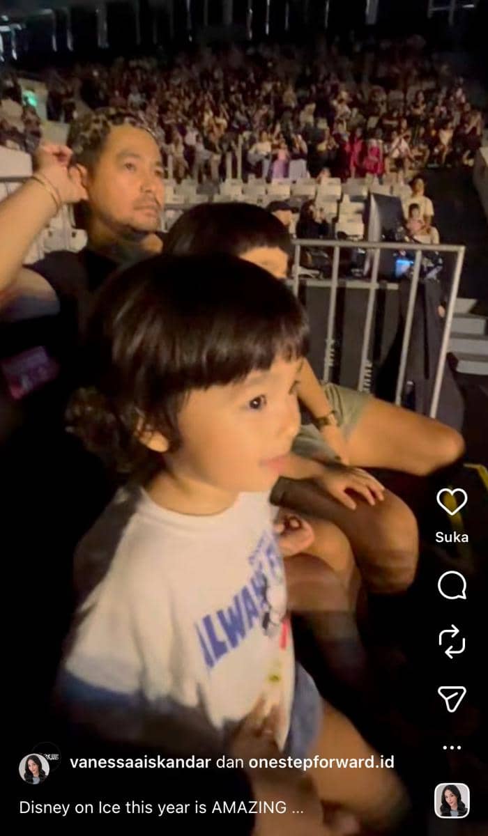 potret seleb ajak anak nonton Disney on Ice 2026
