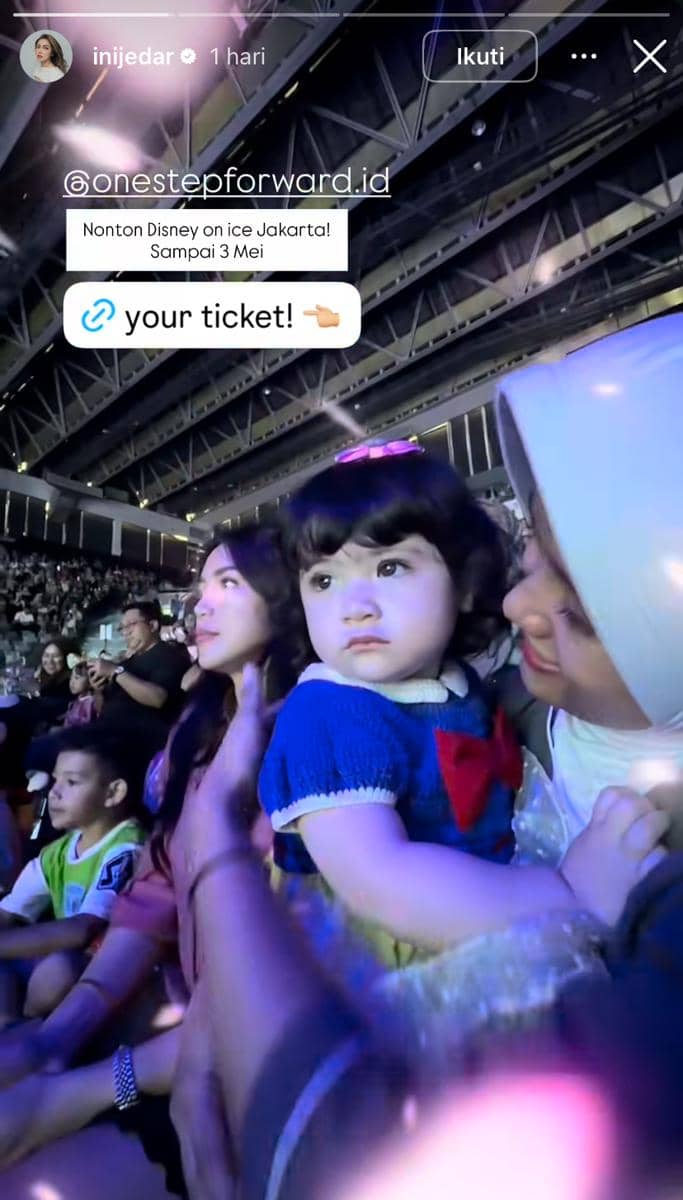 potret seleb ajak anak nonton Disney on Ice 2026