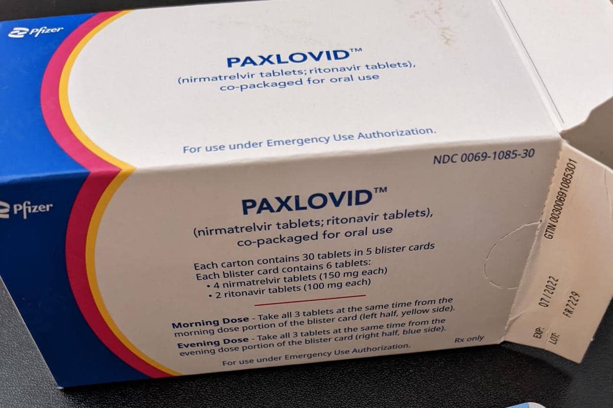Kotak obat Paxlovid produksi Pfizer berisi tablet nirmatrelvir dan ritonavir untuk penggunaan oral dalam pengobatan COVID-19.