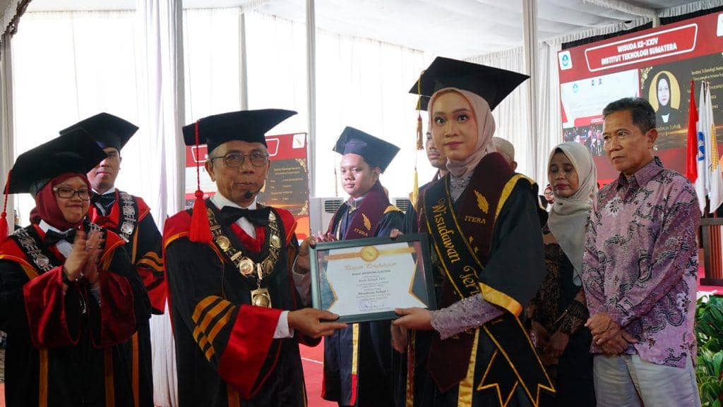 Wisuda Program Sarjana dan Pascasarjana Periode ke-24 Institut Teknologi Sumatera (Itera) pada Sabtu, 25 April 2026, di Pelataran Gedung OZT
