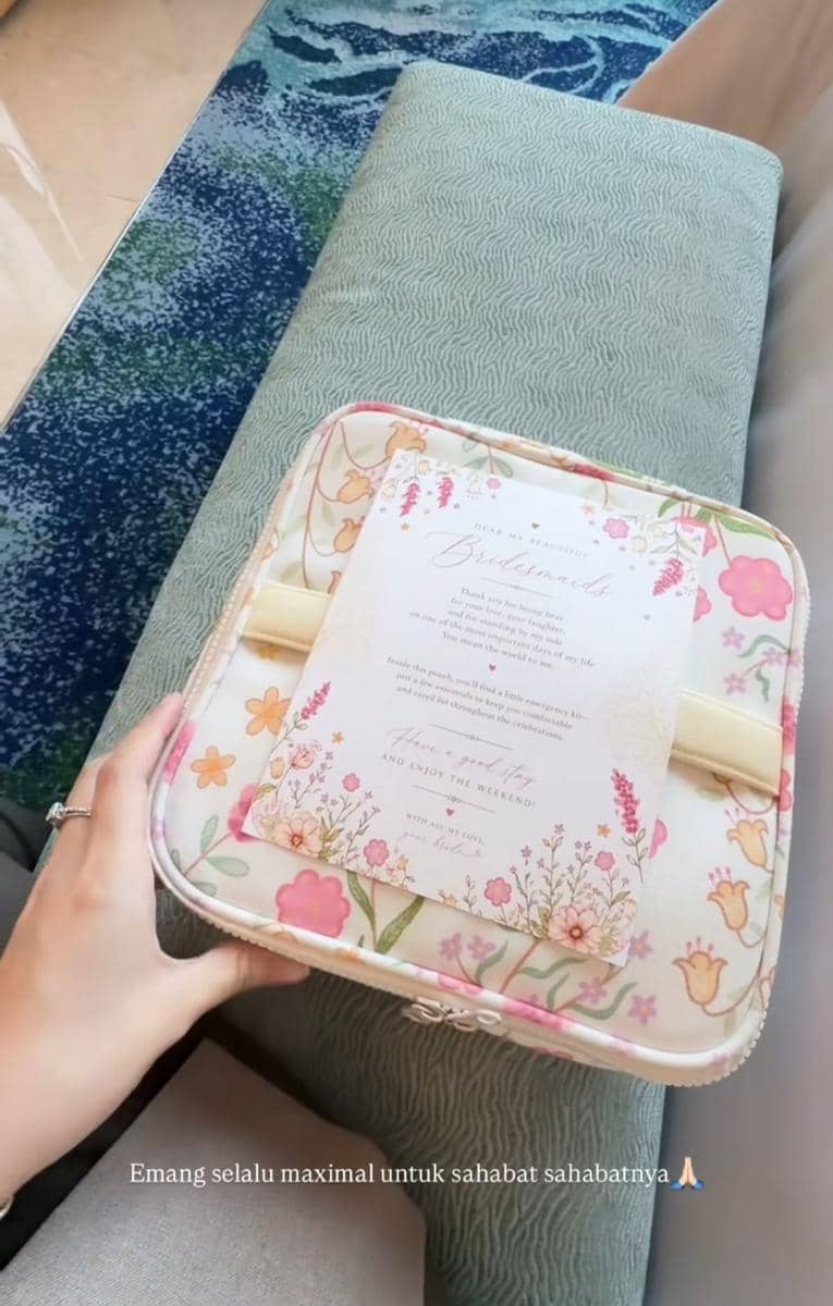 Isi Bridesmaid Kit Akad-Resepsi Syifa Hadju (instagram.com/kesharatuliu05)