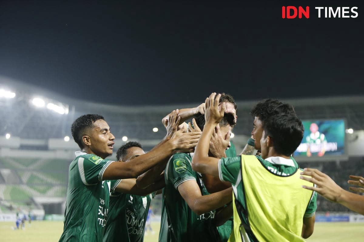 Pemain sepak bola Arif Setiawan merayakan gol bersama rekan setimnya di Stadion Utama Sumut saat pertandingan melawan Adhyaksa FC.