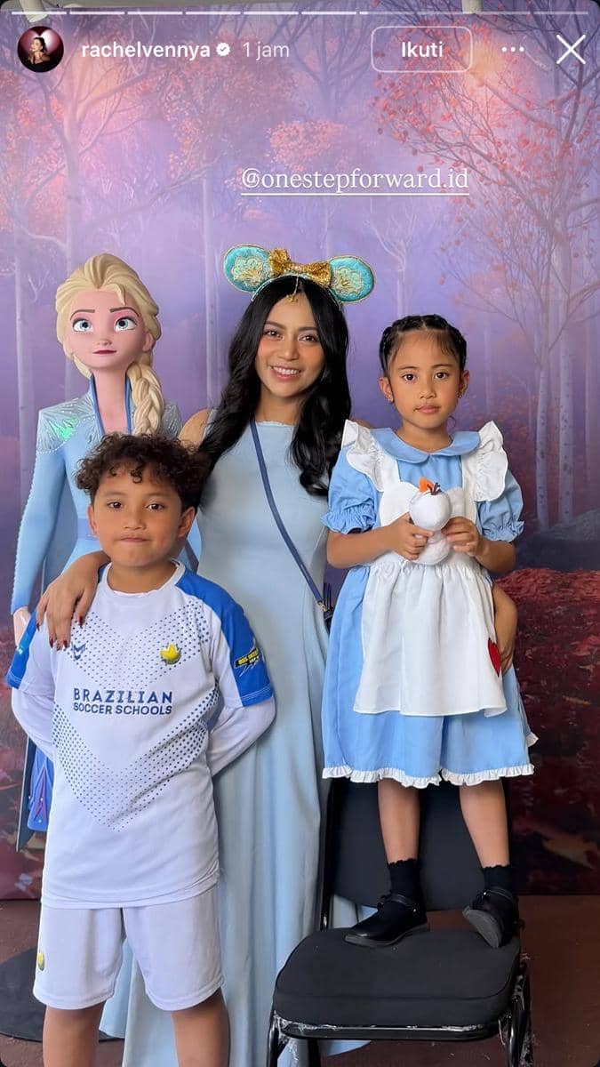 potret seleb ajak anak nonton Disney on Ice 2026